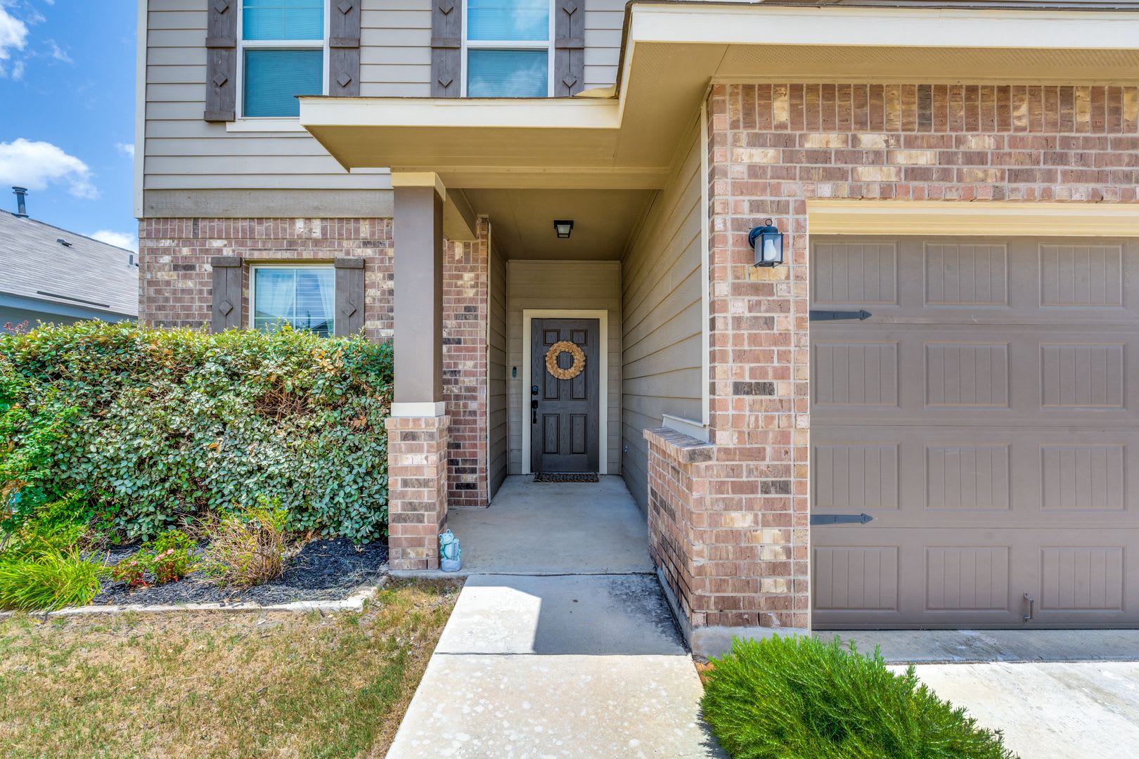 BEAUTIFUL 4-BEDROOM HOME IN NORTHEAST CROSSING – photo 4