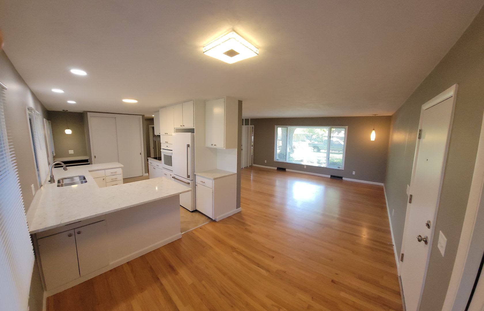 Spacious 3-Bedroom Home with Large Deck – photo 3