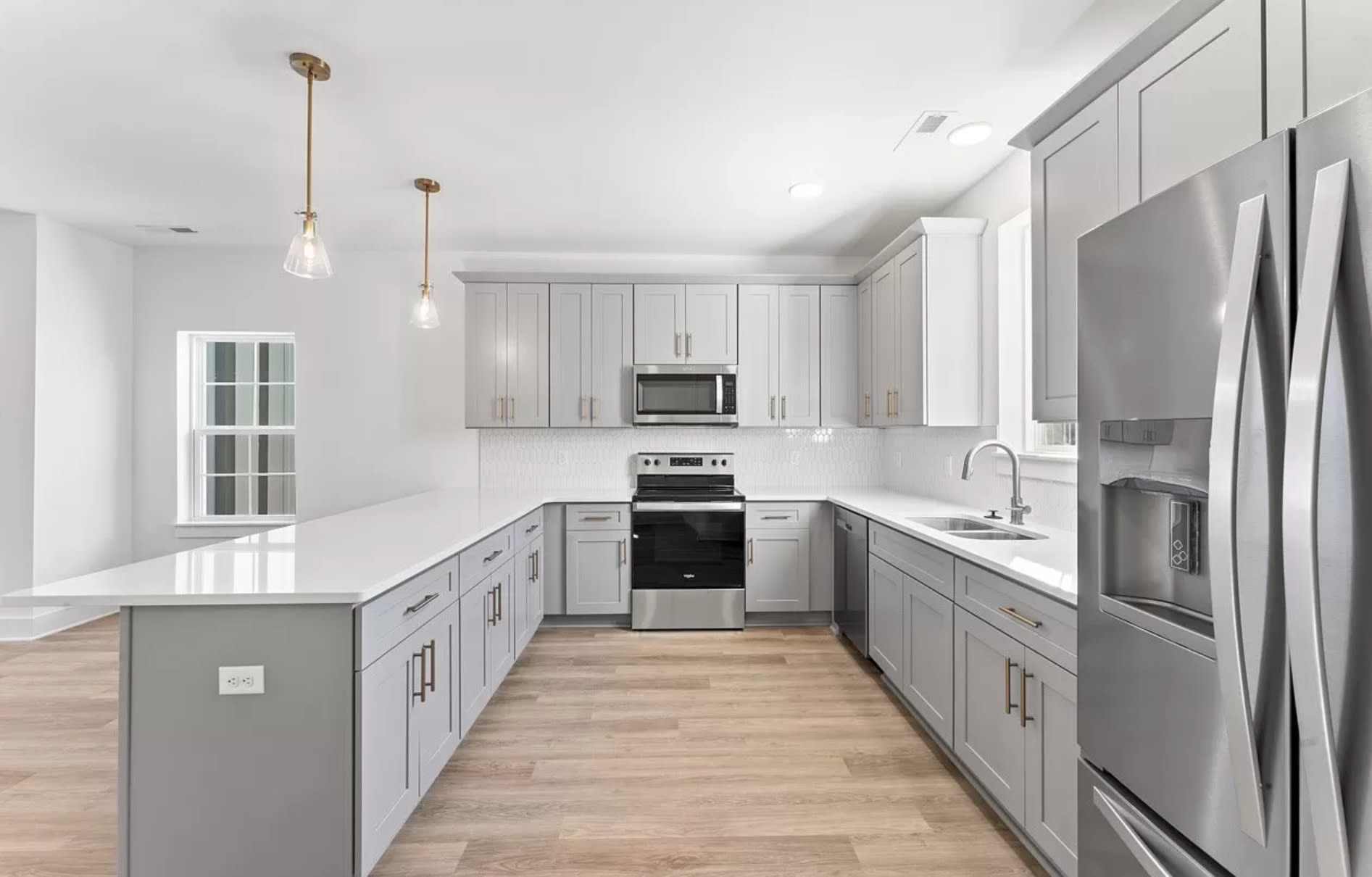 700 N Dupont Ave – photo 3