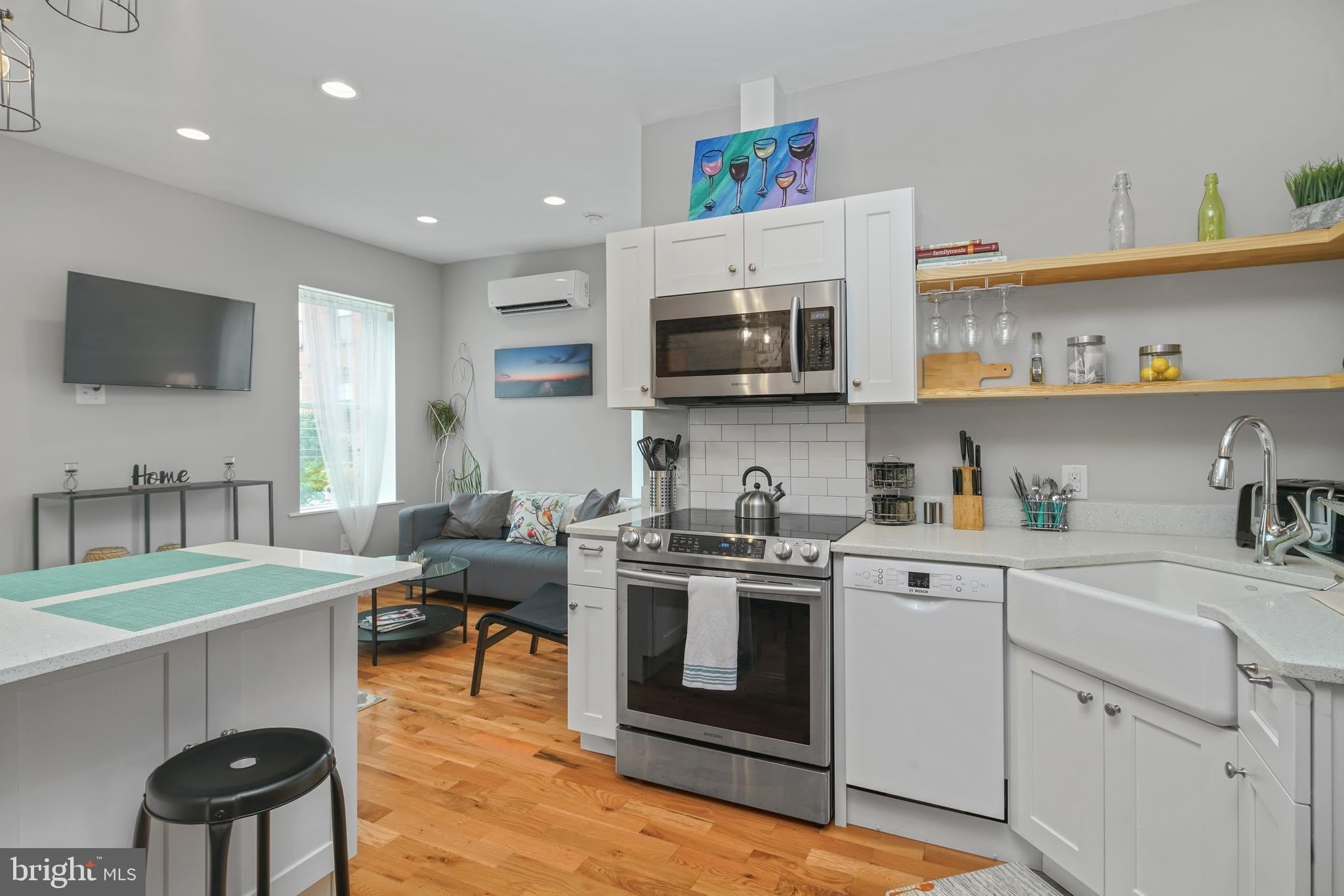 2049 E HAGERT Street – photo 3