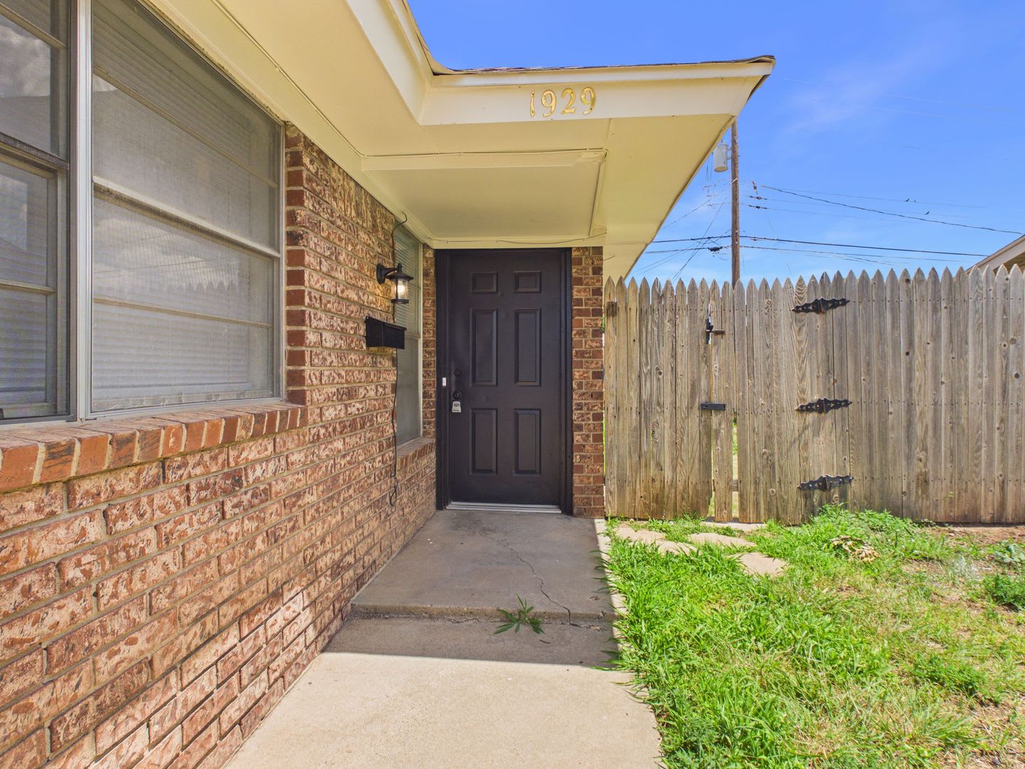 Adorable 2 Bedroom 1 Bath Close To Hospitals – photo 1
