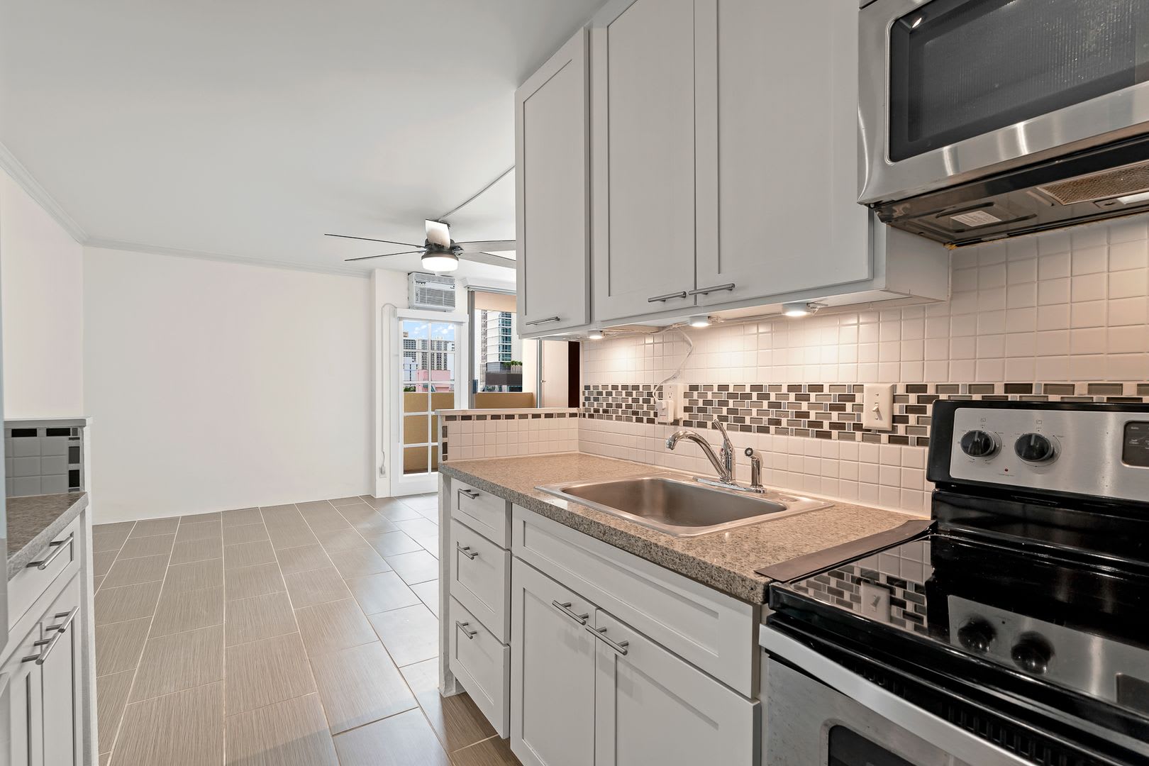 Modern 1-bedroom Condo in Waikiki – photo 1