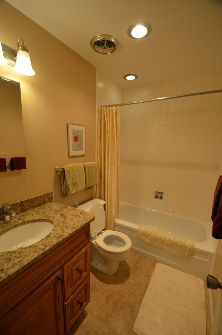 Long Winter Lease! Fully Furnished, on bus route! Remodeled Kitchen and Baths! – photo 1