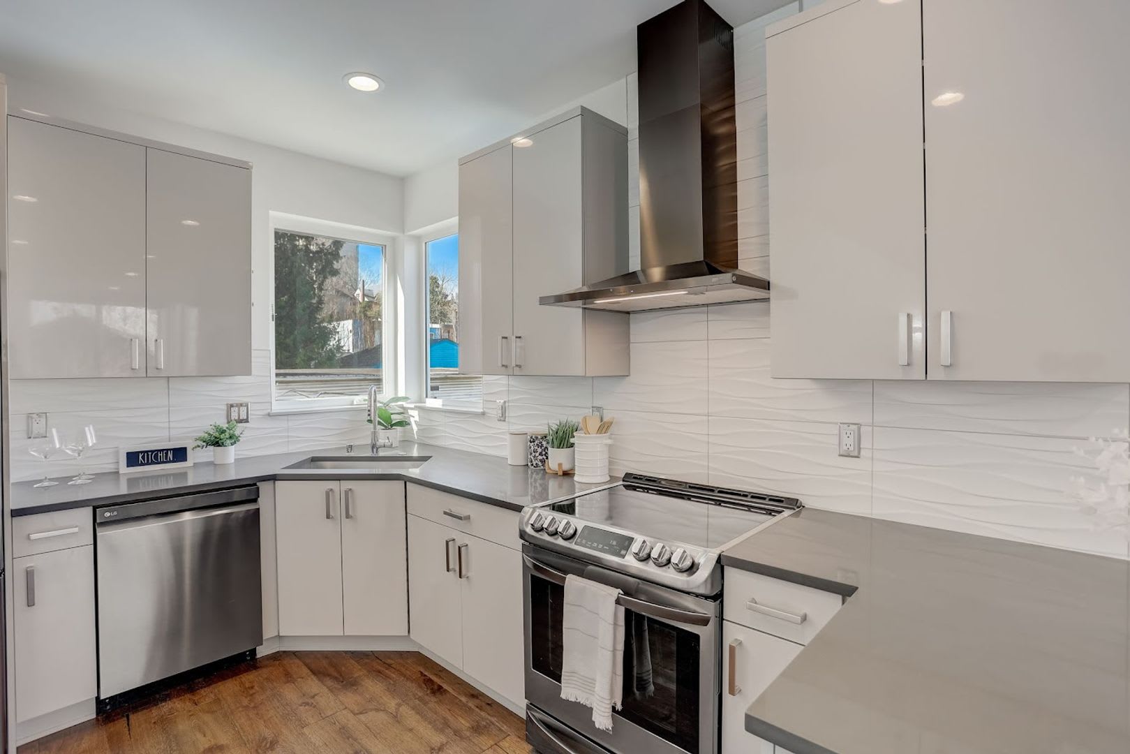 Modern Townhome on Beacon Hill! – photo 3