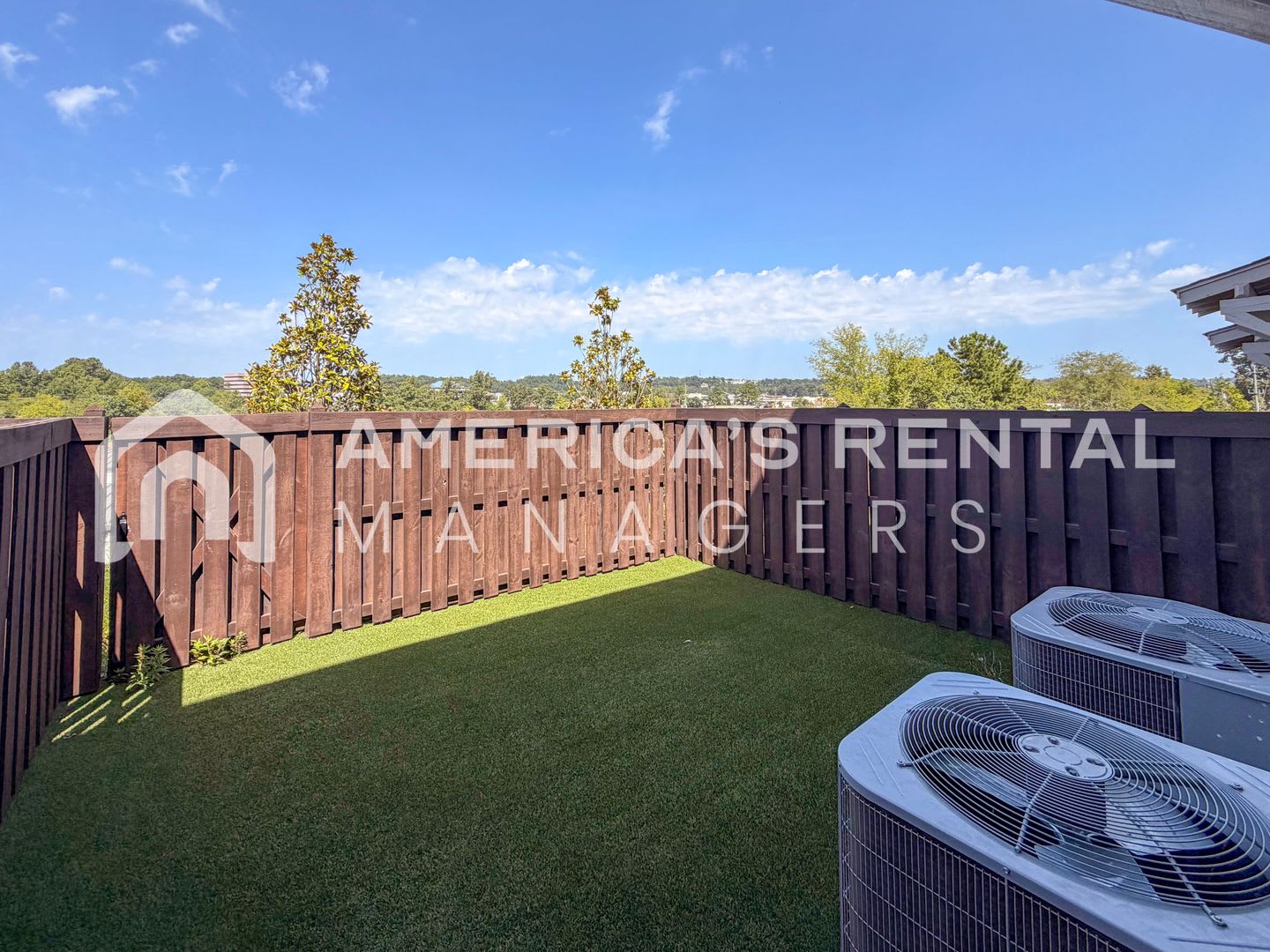 Modern 3-Bedroom Townhome in Windsor Court – photo 2