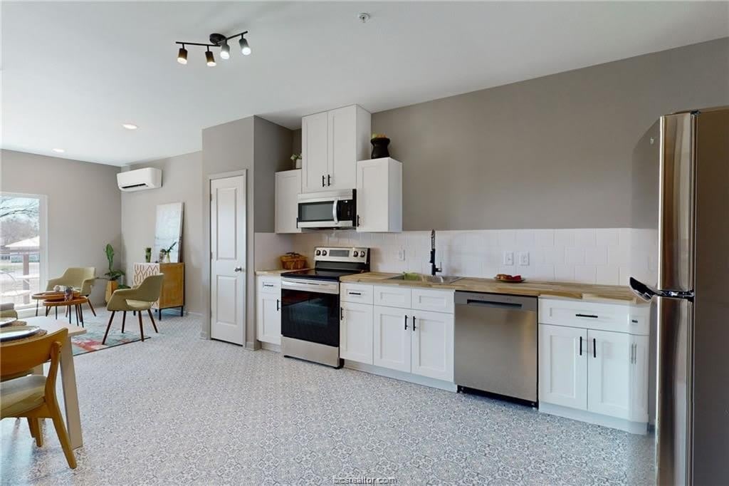 101 W 33 rd Street W – photo 3
