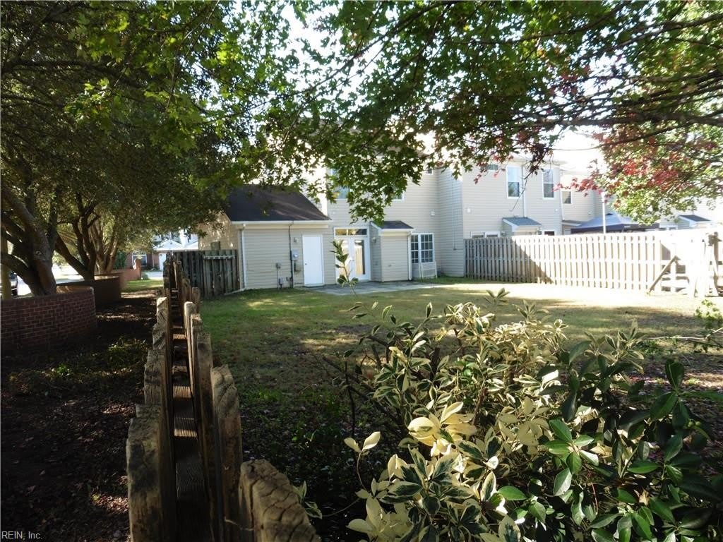 2364 Charing Cross Road – photo 3