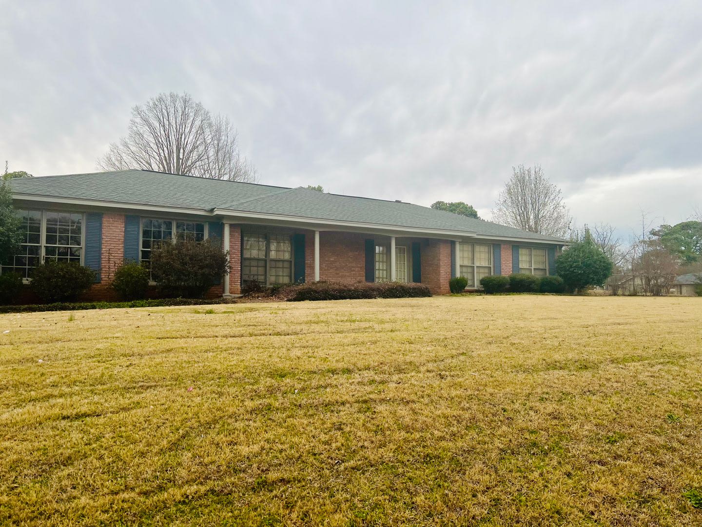 Nice 3 Bed 2 Bath! Available Fall 2026! – photo 2