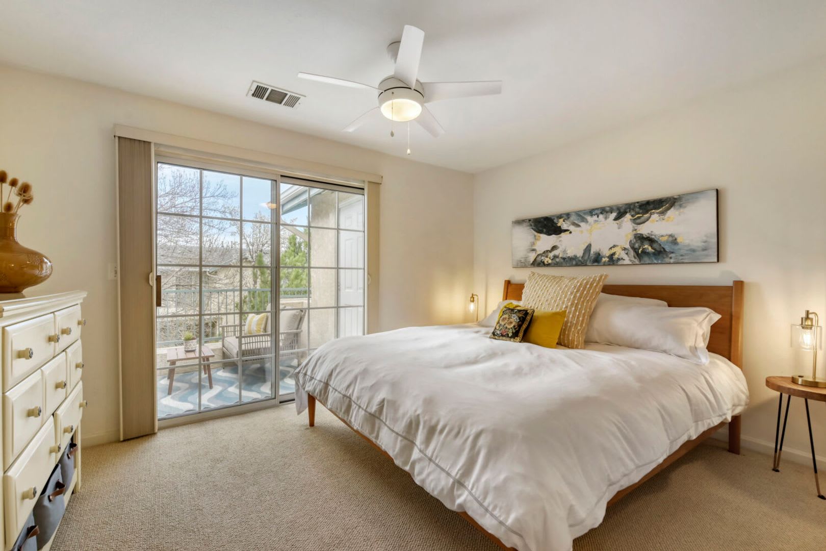 Top-Floor Serenity: Bright & Modern Fully Furnished Boulder Retreat – photo 2