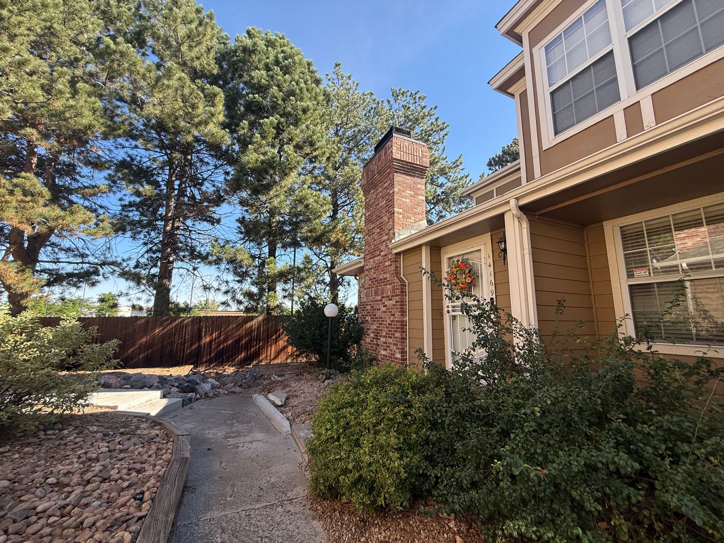 Charming 2-Bedroom Townhome with Vaulted Ceilings in Aurora – photo 2