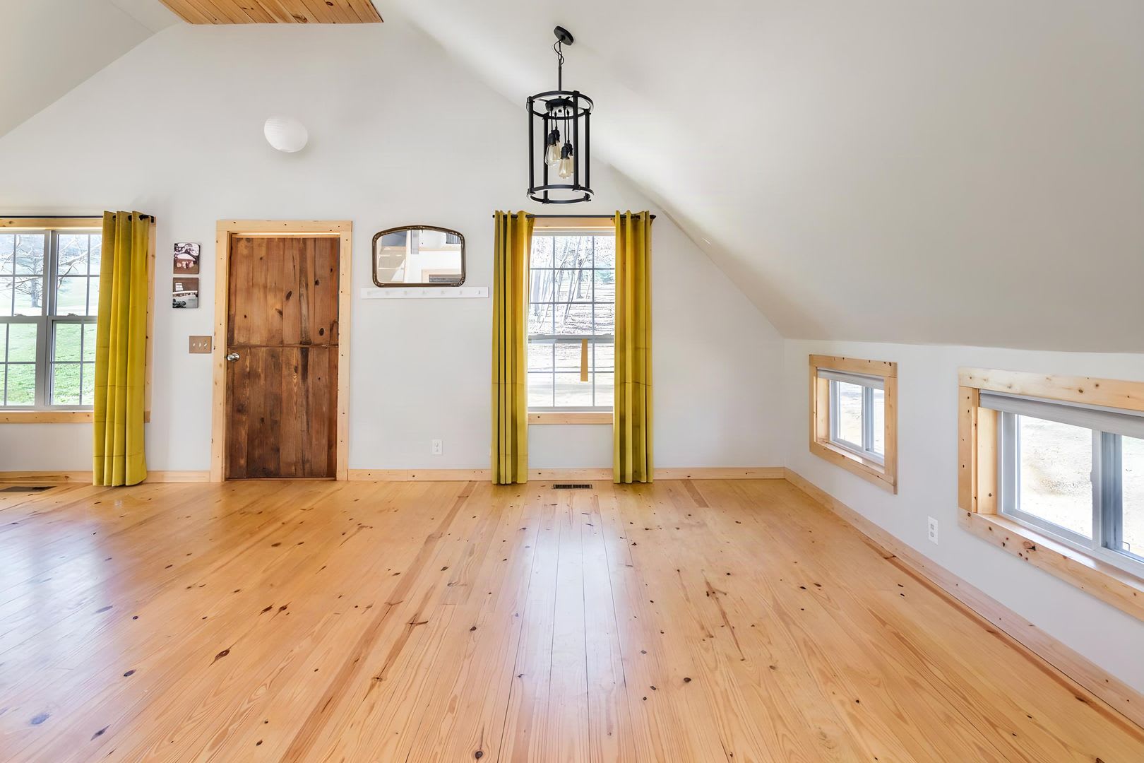 Barn-Style Modern Farmhouse with Mountain Views in Candler — 30 Minutes to Downtown Asheville – photo 4