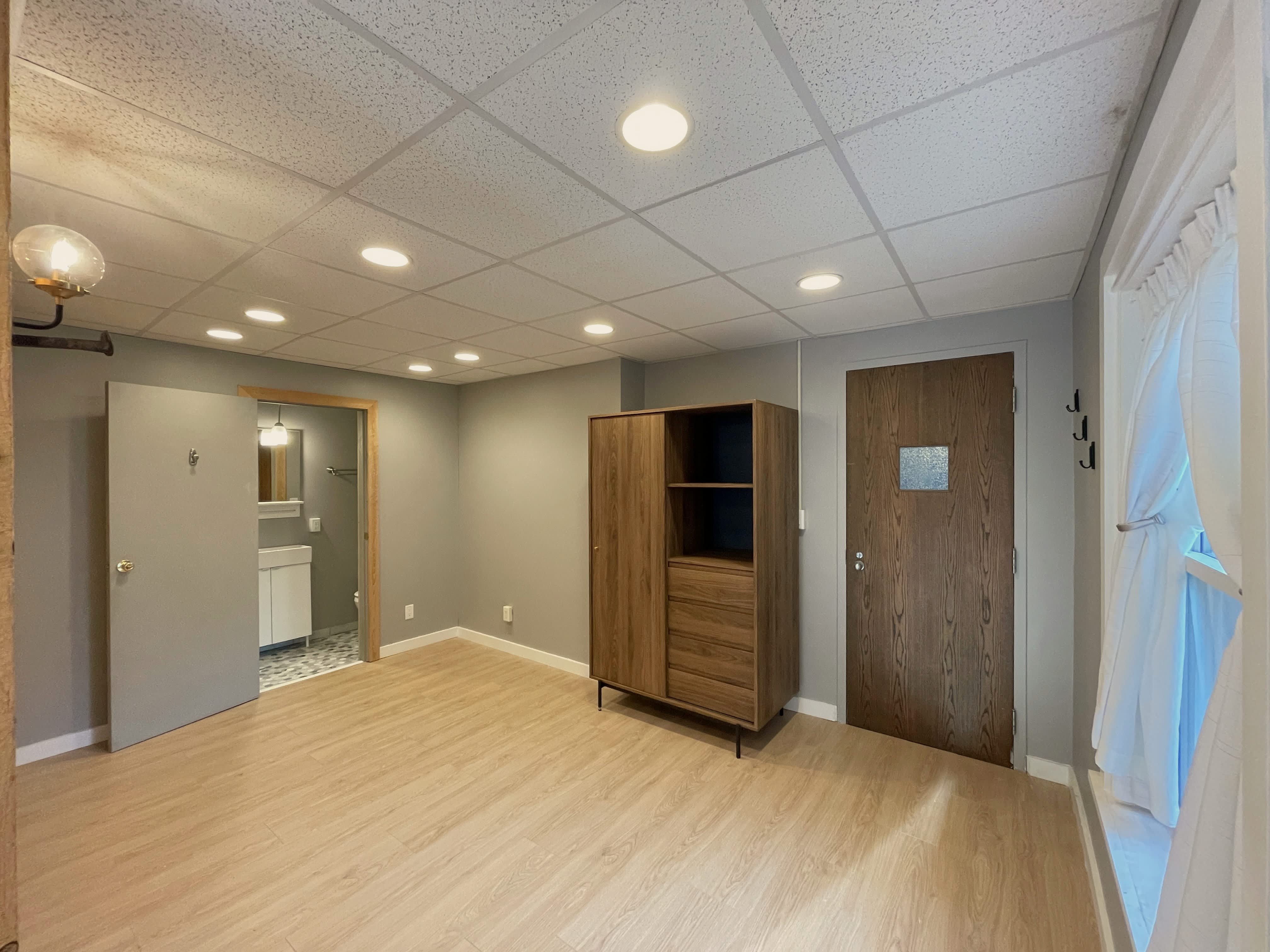 208 W Broadway – photo 3