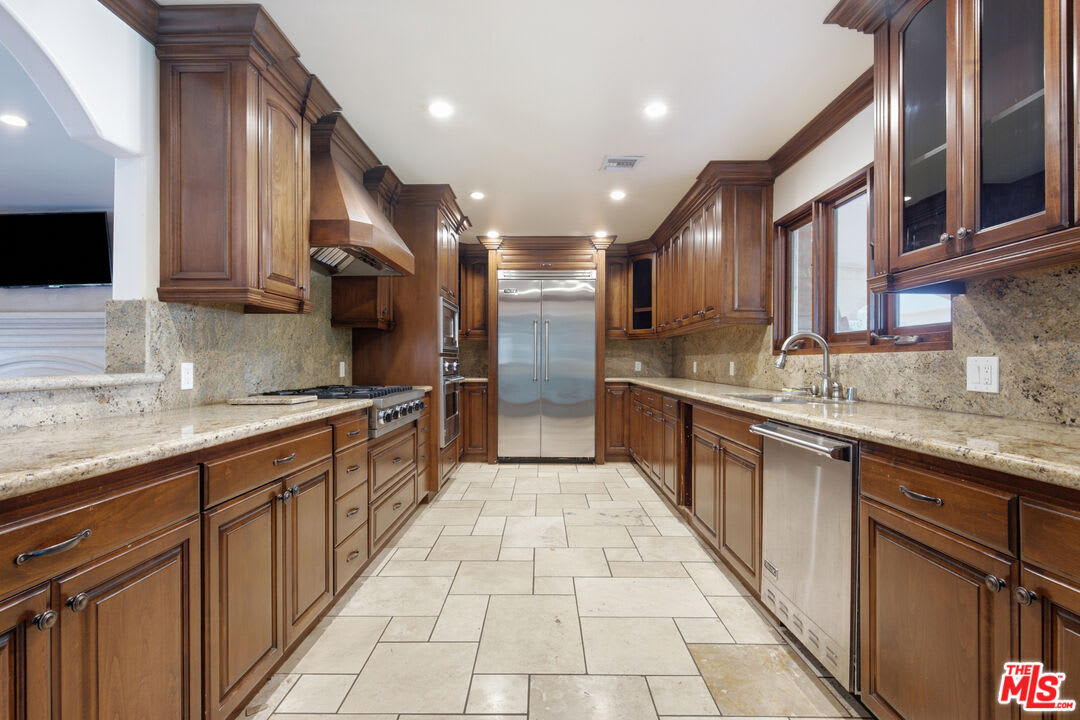 13800 Erwin Street – photo 1