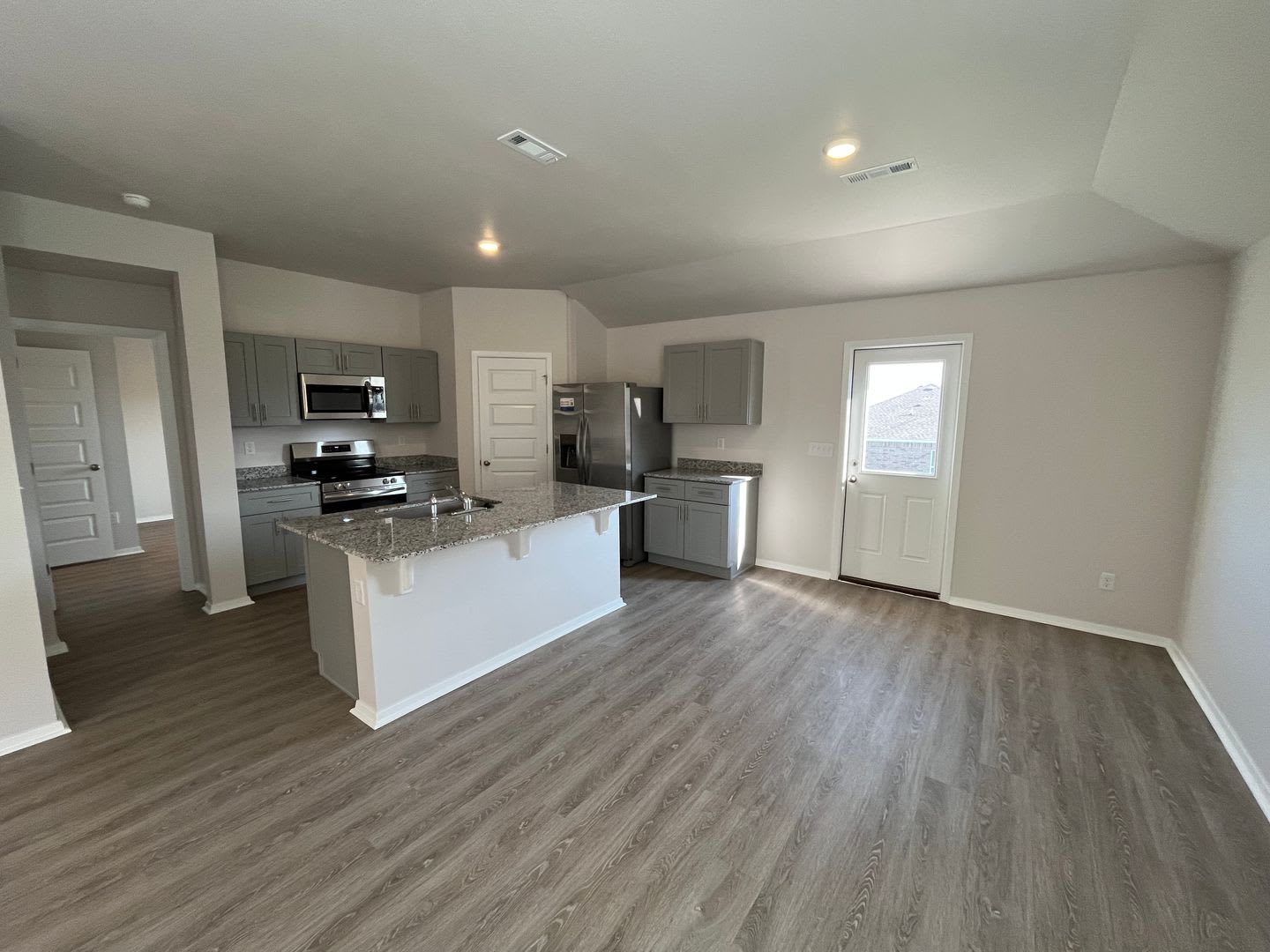 Pre-Leasing Now! Discover Modern Living in This 4-Bedroom, 2-Bath Home at Cottages at Clear Creek – photo 5