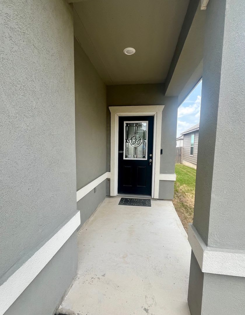 Stop the Car ~ 4/2 Single Story ~ w/ All Appliances Included ~ Solar Panels TOO! – photo 3