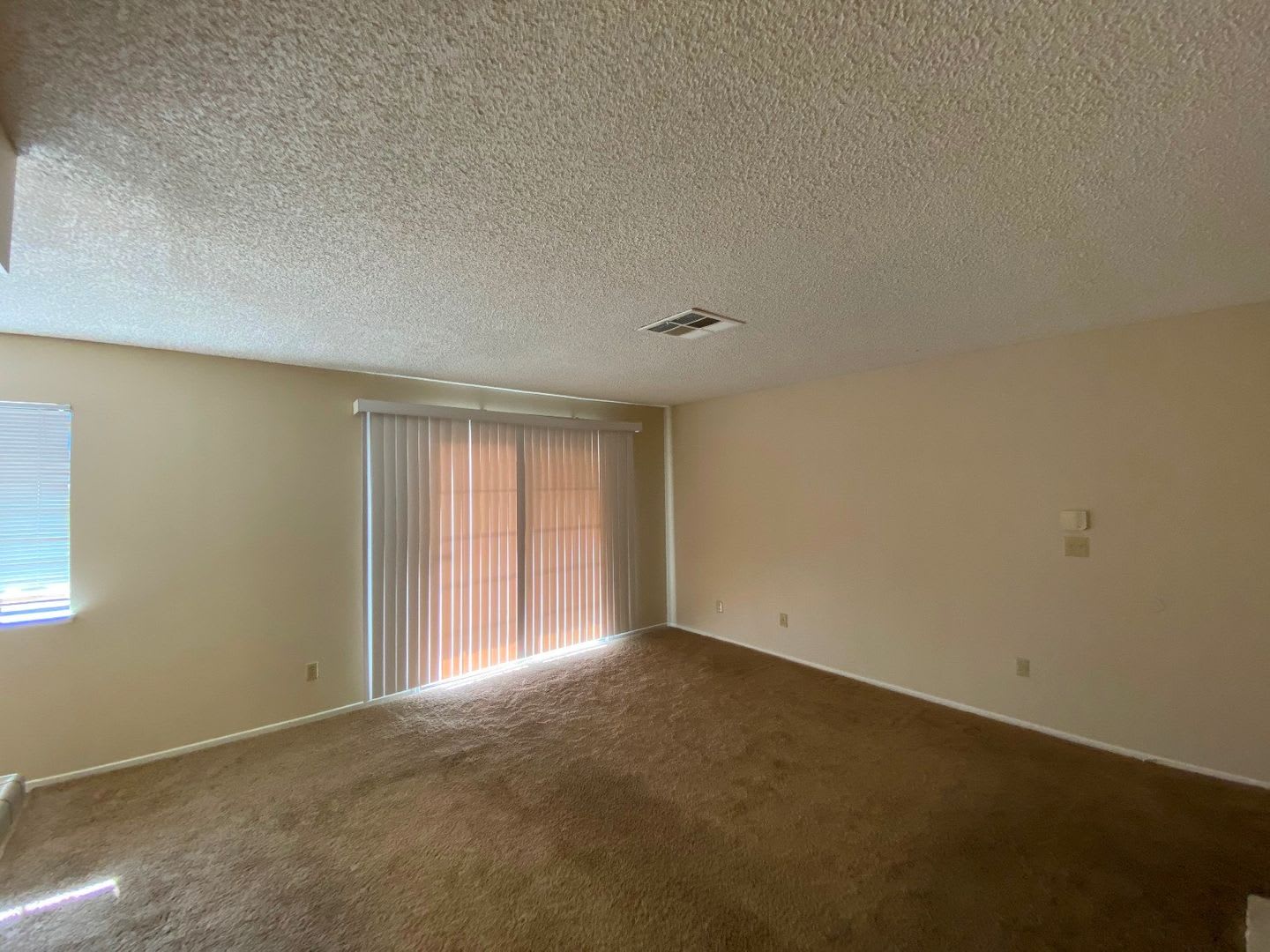 Beautiful Single Bedroom Upstairs Unit – photo 4