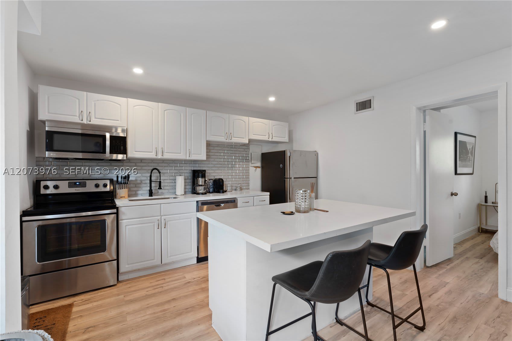 3242 Mary St – photo 3