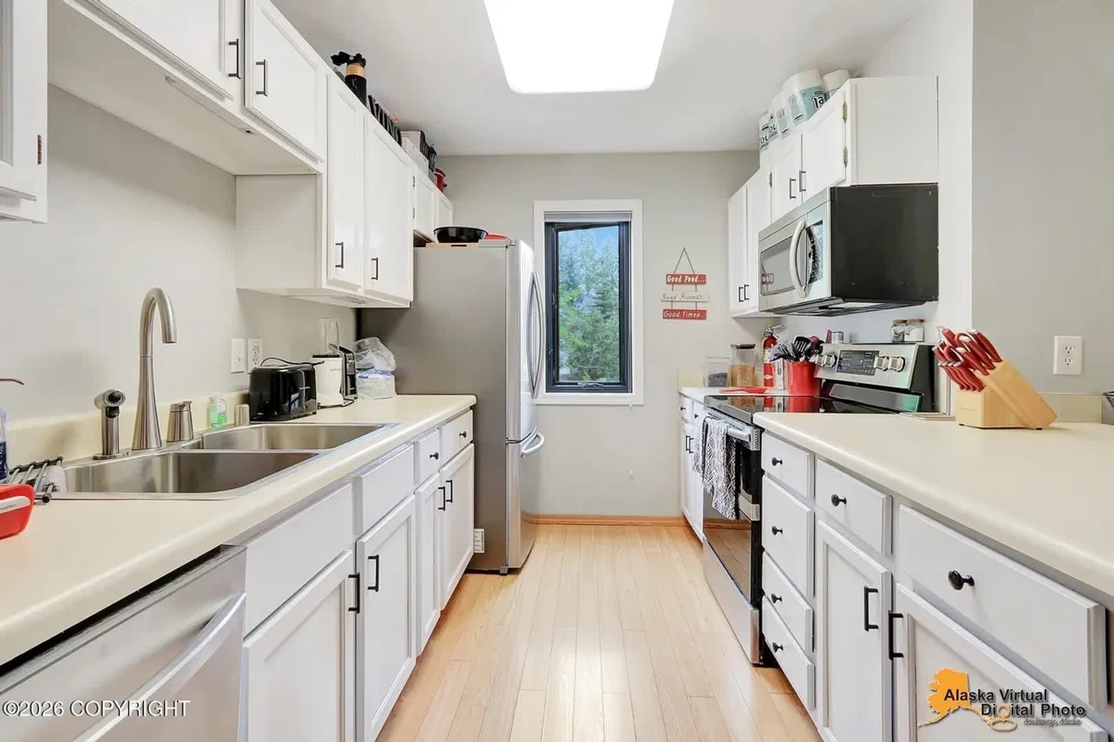 RARE FIND! Amazing 2 bed/2 bath Condo w/ in unit laundry + garage in highly requested neighborhood – photo 4