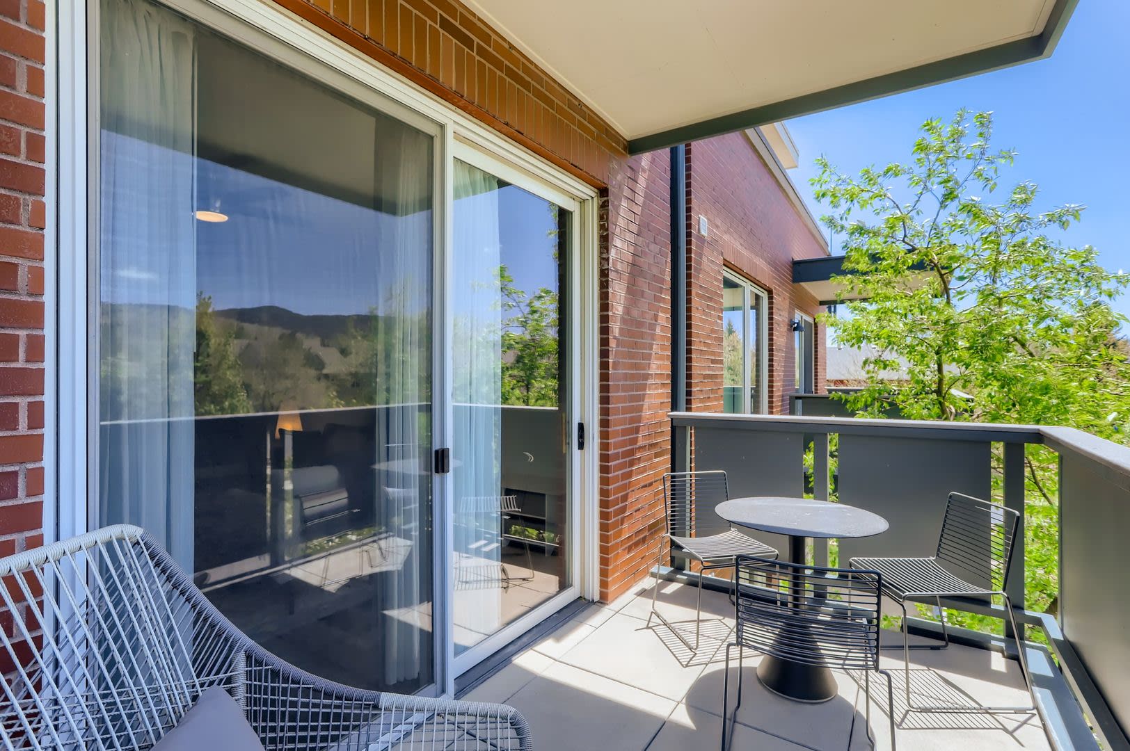 Modern 1 BDR Condo in Holiday Neighborhood – photo 4