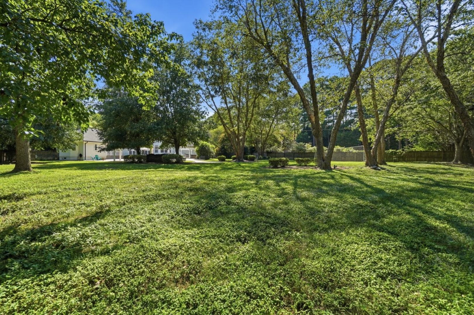 Fabulous 5-Bedroom/4.5 Bath POOL Home In Little Neck! Pet Friendly – photo 4