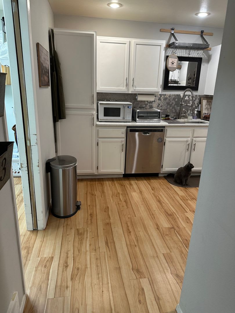 Beautiful 2 bedroom 2 bath well maintained with plenty of natural light townhouse! – photo 4