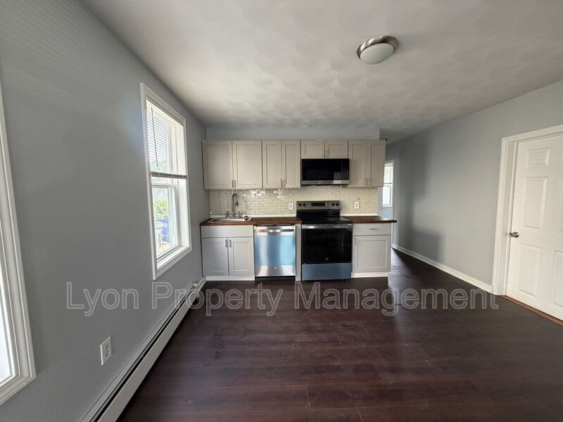 328 Douglas Ave – photo 3