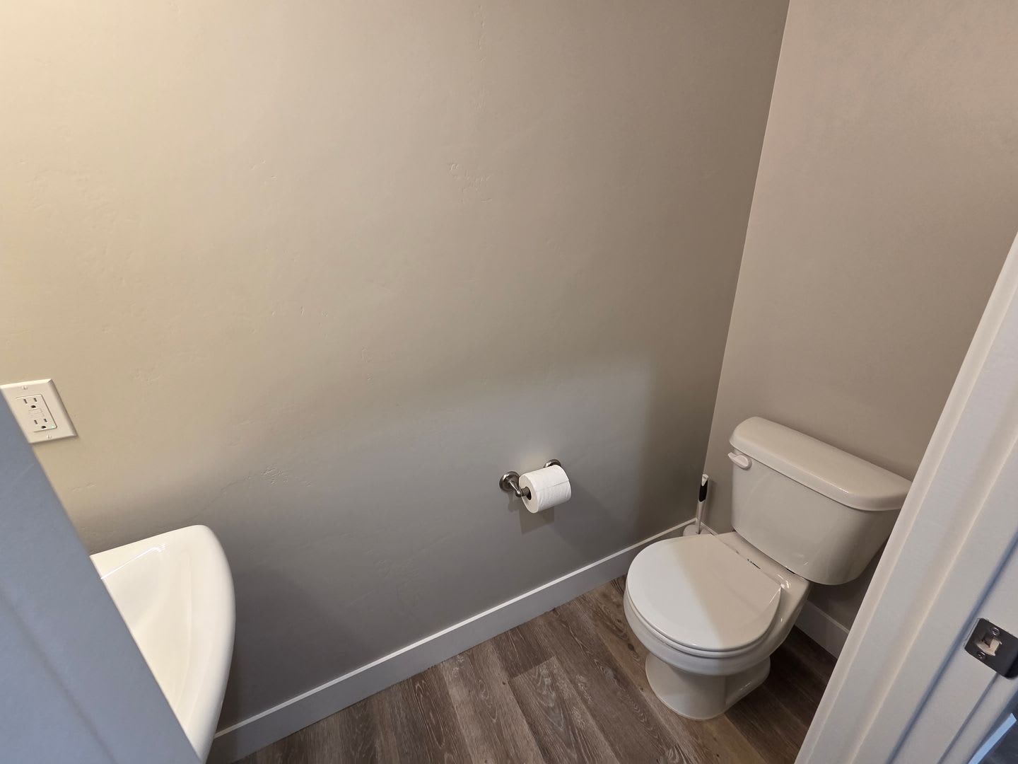Like-New 3 Bed / 2.5 Bath Townhome in Prime Cedar City Location – Act Fast! – photo 3
