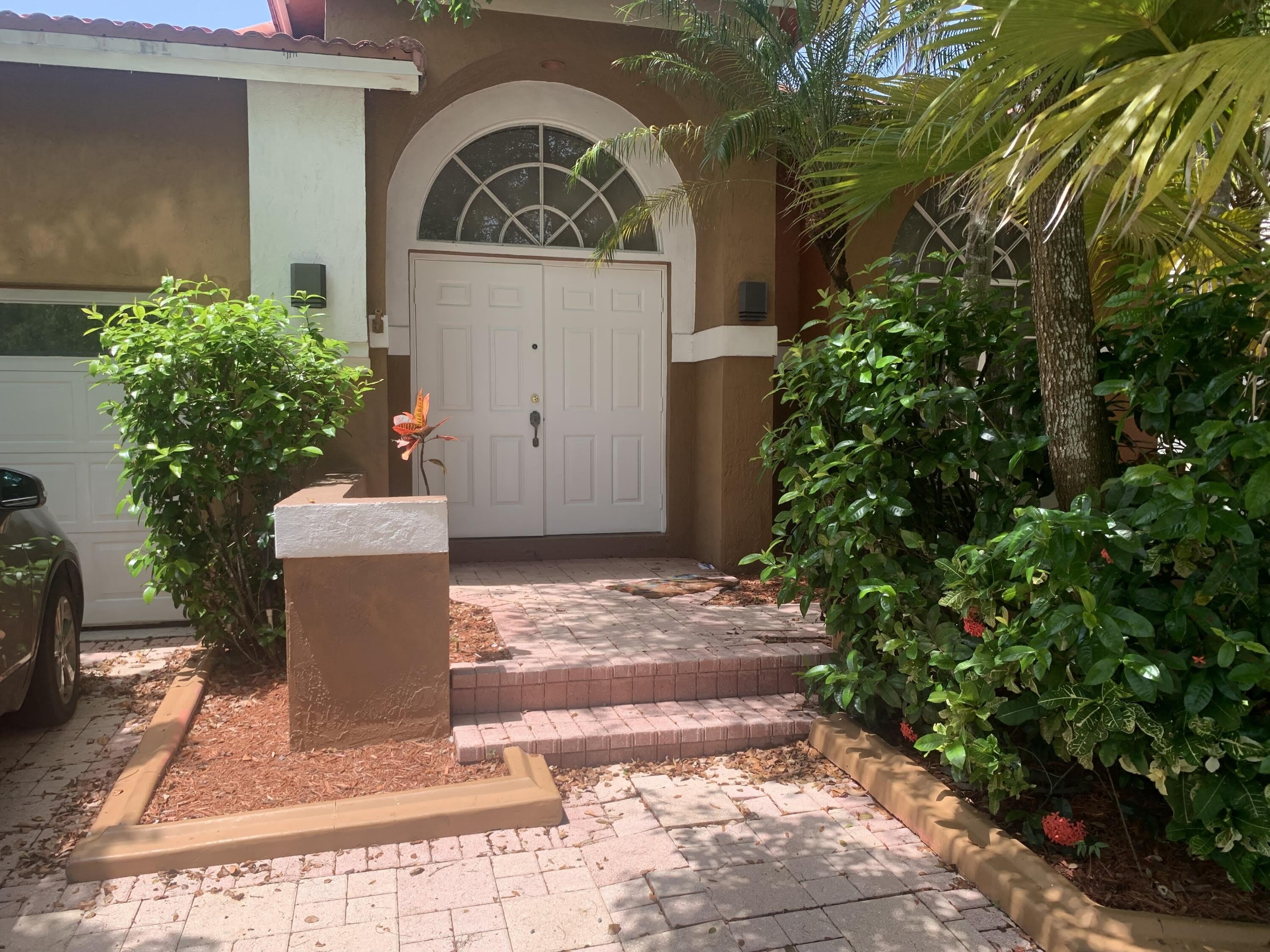 11585 N Quayside Drive – photo 1