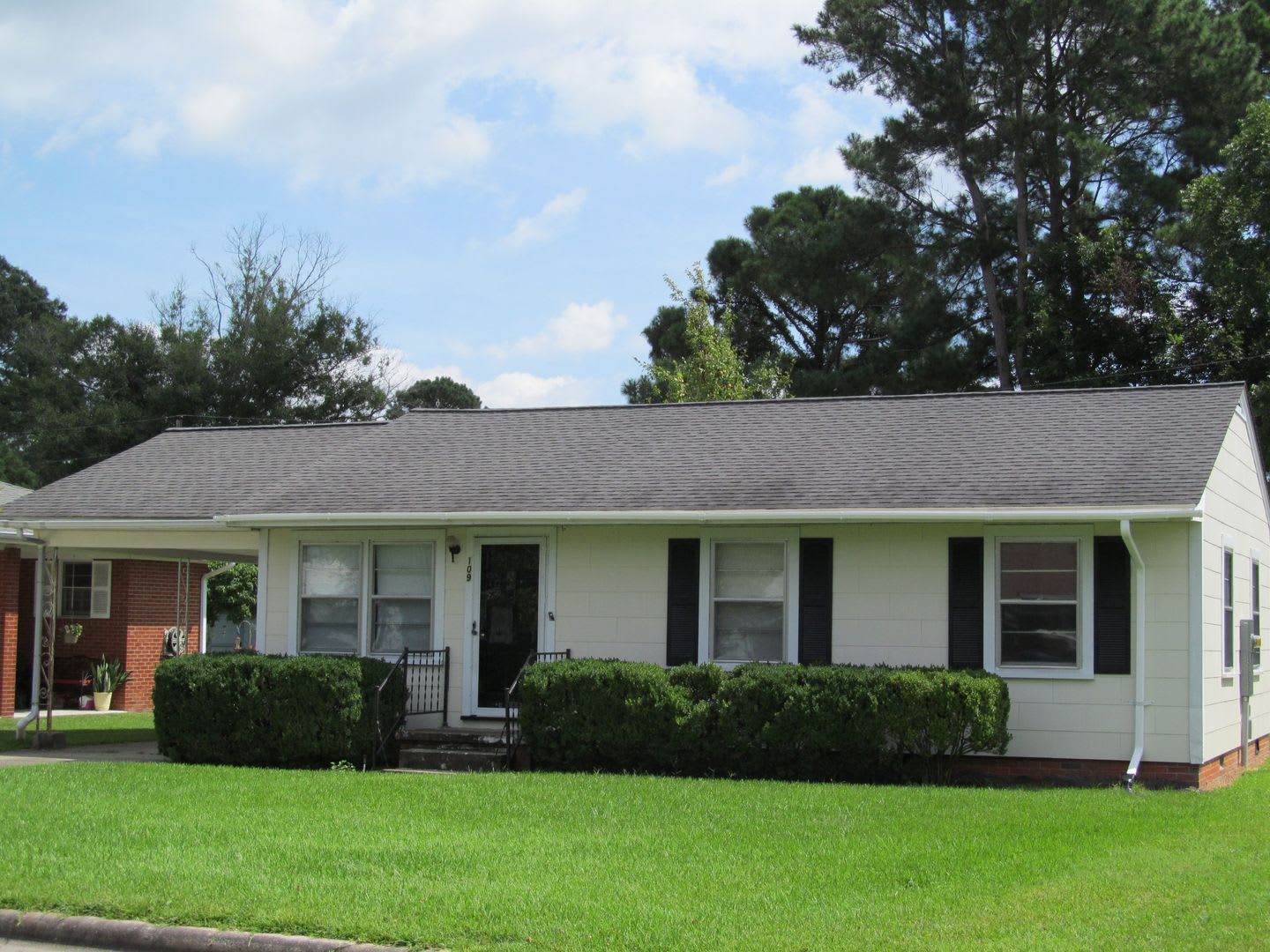3 Bed 1 Bath House with Spacious Backyard – photo 1
