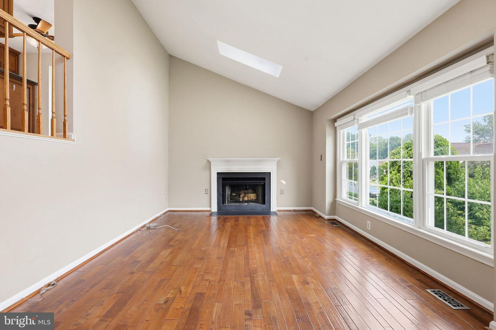 Welcome To 7690 Green Garland Nestled In The Desirable Afton Glen Community Of Springfield This Beautifully Maintained 3 Bedroom 2 5 Bath Home Offers The Perfect Blend Of Comfort Style And Convenience – photo 3