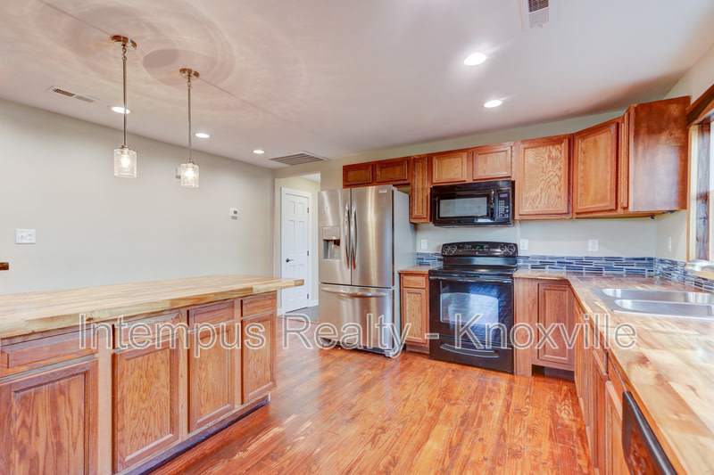 605 Booth St – photo 5
