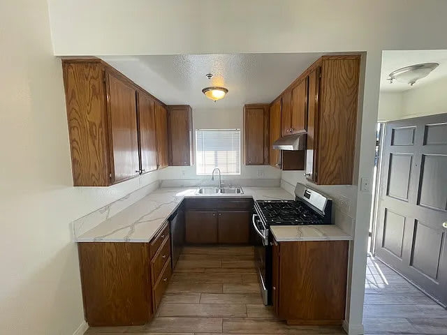 521 W D St Apt H – photo 2