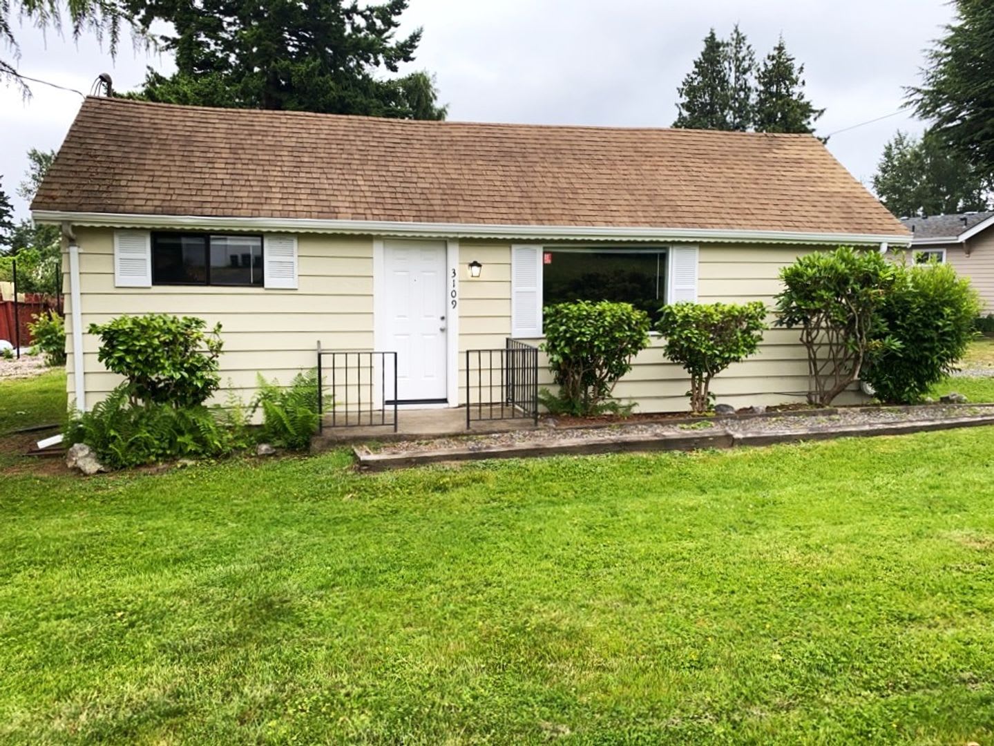 Newly Remodeled 3-bedroom 1 Bath, Spacious Home, All New Appliances and Flooring! – photo 1