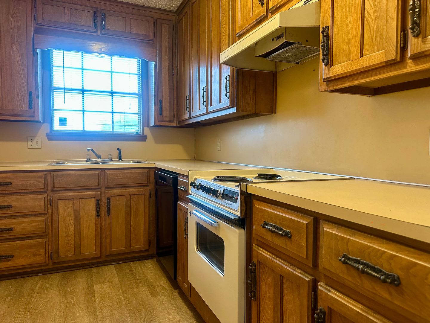 Townhome *Leasing Special Available* – photo 3