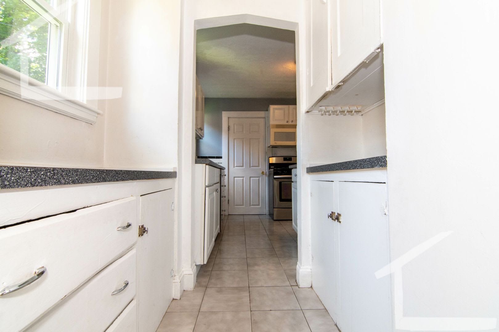 Great 3 Bed (1st Fl Duplex) Close to Green Line and Bus Stop – photo 1