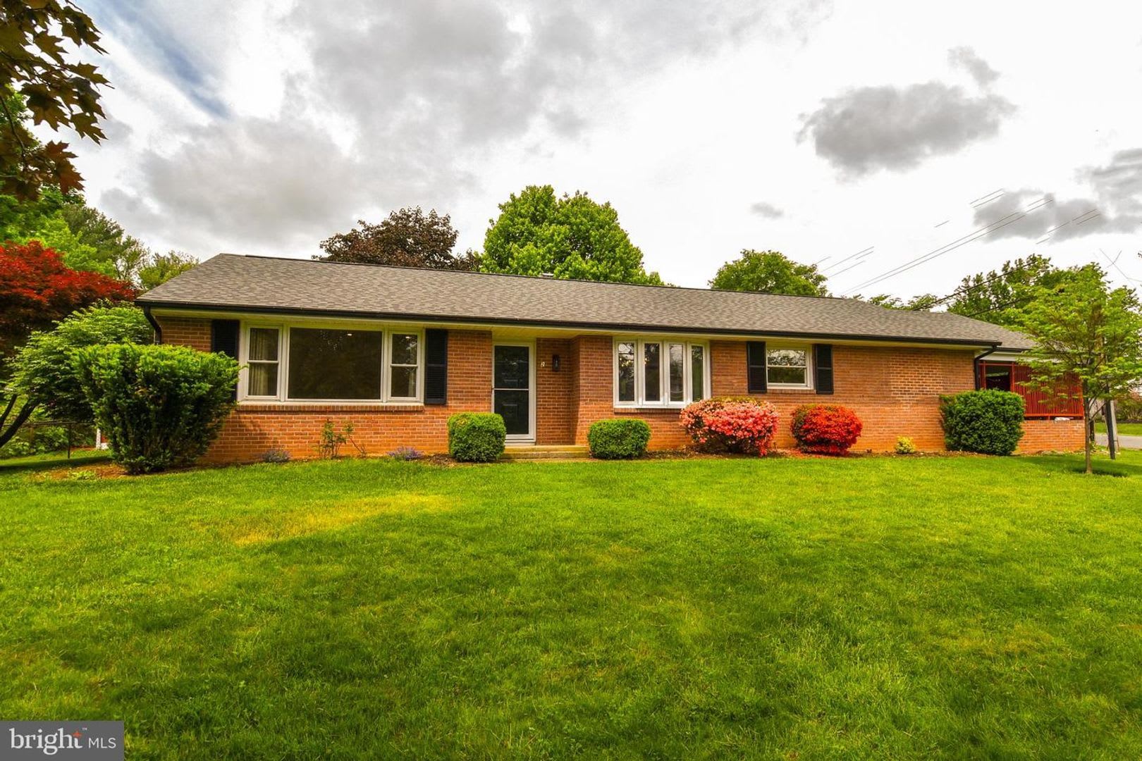 Charming and updated 1960's Rambler in the Town of Round Hill. 3 Bedrooms. 1.5 bathrooms. – photo 1
