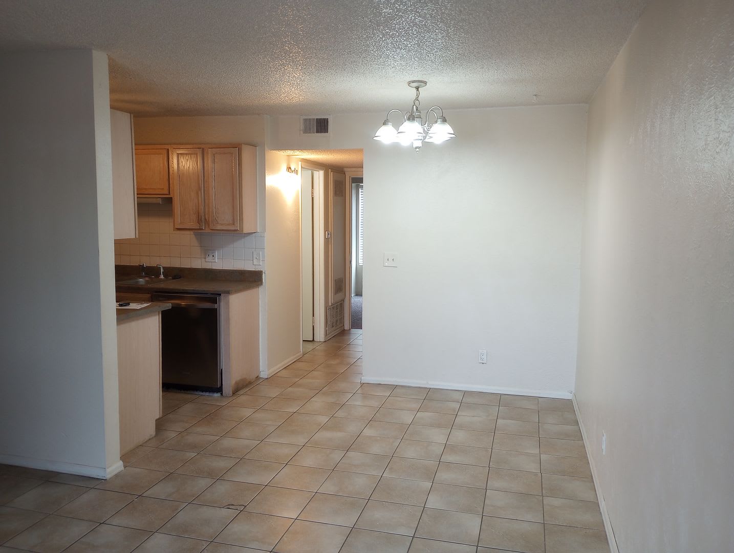 Expo 247 With 2 Bed 1 Bath 800 Sf With Ac And Balcony – photo 4