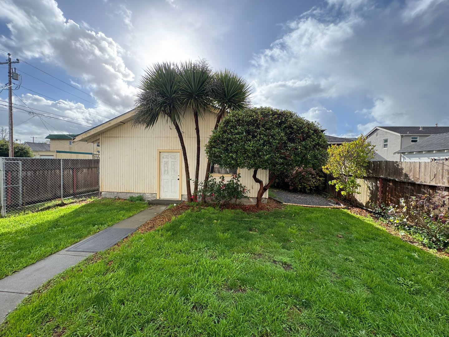 2/1 house, 2 car garage, yard, Very Nice – photo 3