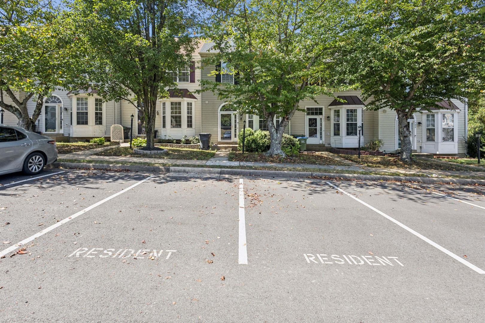 This Spacious 4 Bedroom 3 5 Bath Townhome Has Been Beautifully Refreshed And Is Ready For You To Make It Your Own In A Community Full Of Amenities – photo 4