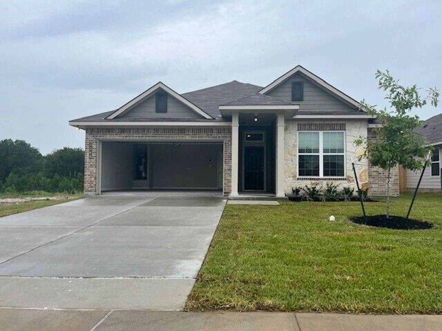 Spacious Single-Family Home Available Now! – photo 1