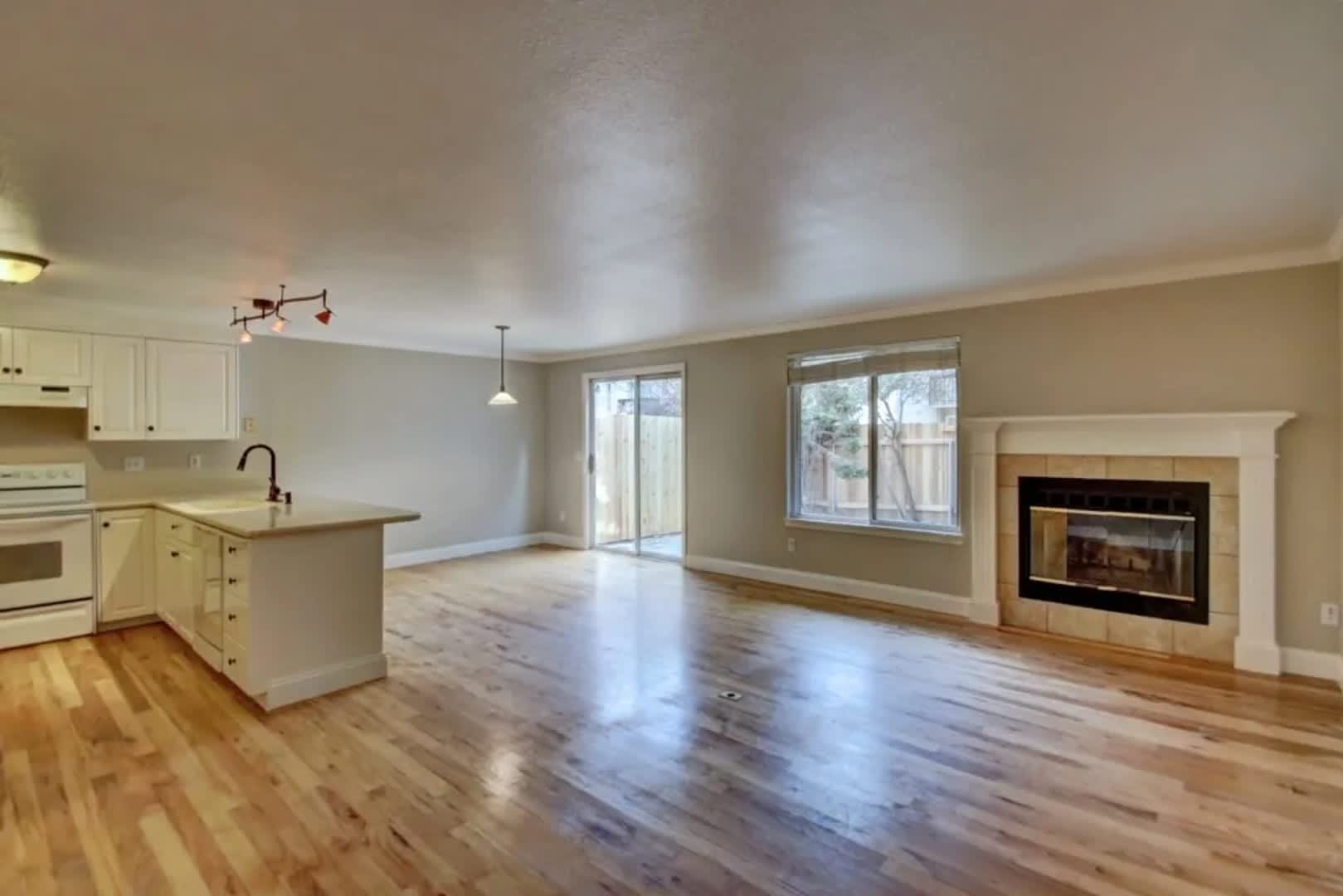 Spacious 3 bed Townhome with Fenced Yard, Garage, & Community Pool in Prime Boise Location! – photo 2