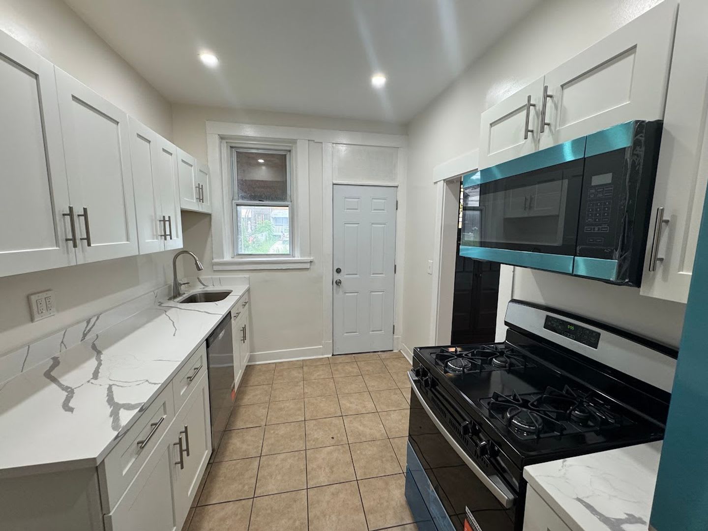 Renovated 3 Bedroom House With Air Conditioning – photo 3