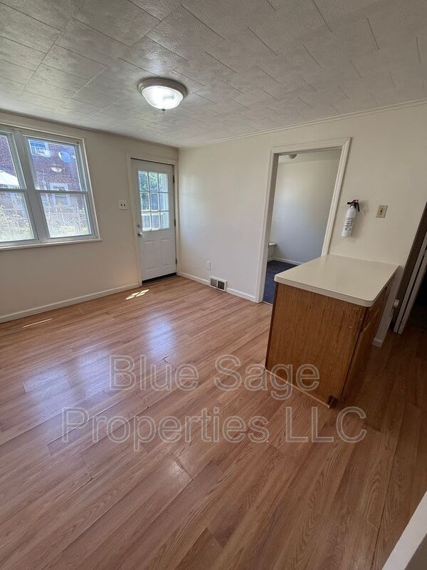 1427 Simpson St – photo 5