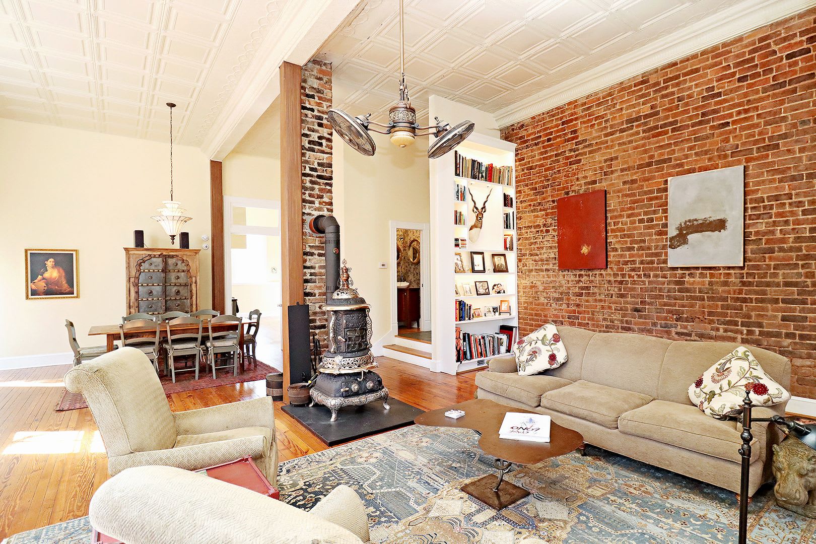 Beautifully Restored Ivy Residence, Fully Furnished with Utilities Included – photo 2