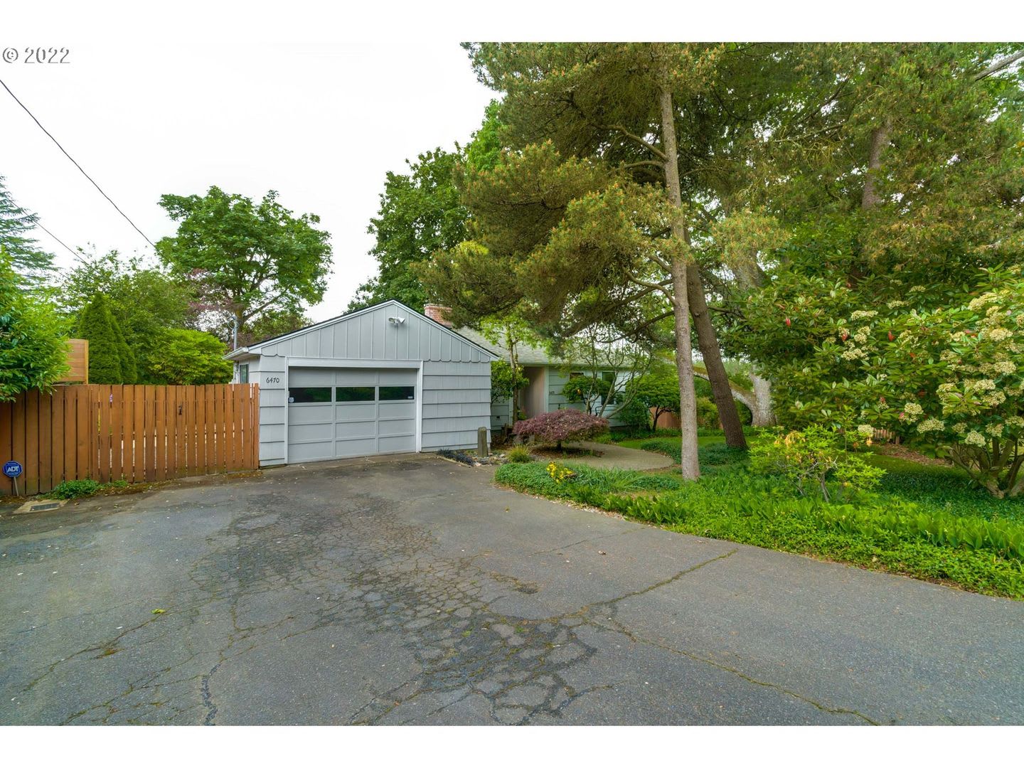 Beautiful Bungalow In Sw Portland With Huge Deck And Massive Yard – photo 2