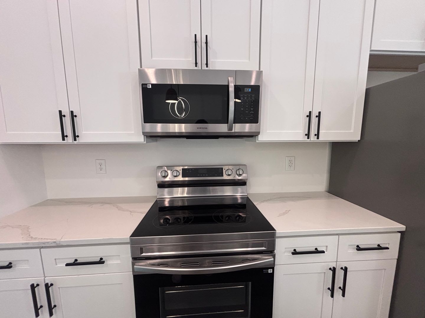 Like New Home! Three-Bedroom, Two Bath, Furnished home Is Now Available in Castlewood! – photo 3