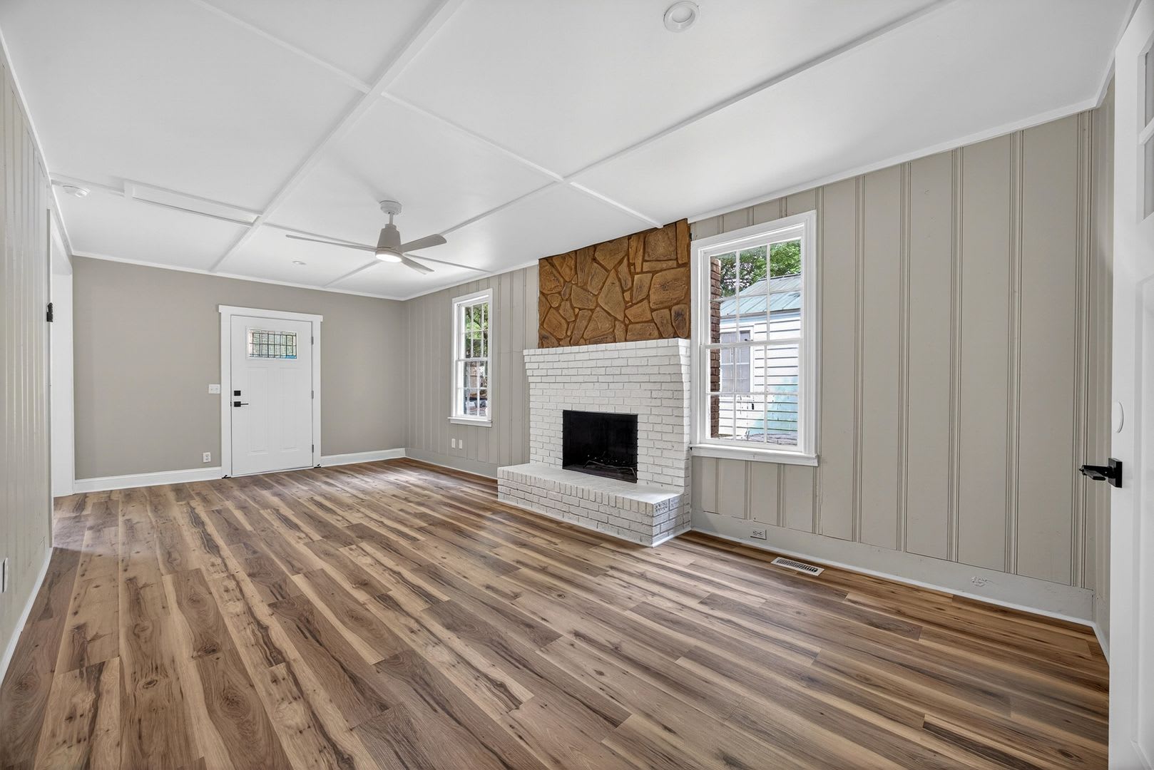 1St Month Free Rent Sign A Lease By 8 15 – photo 3