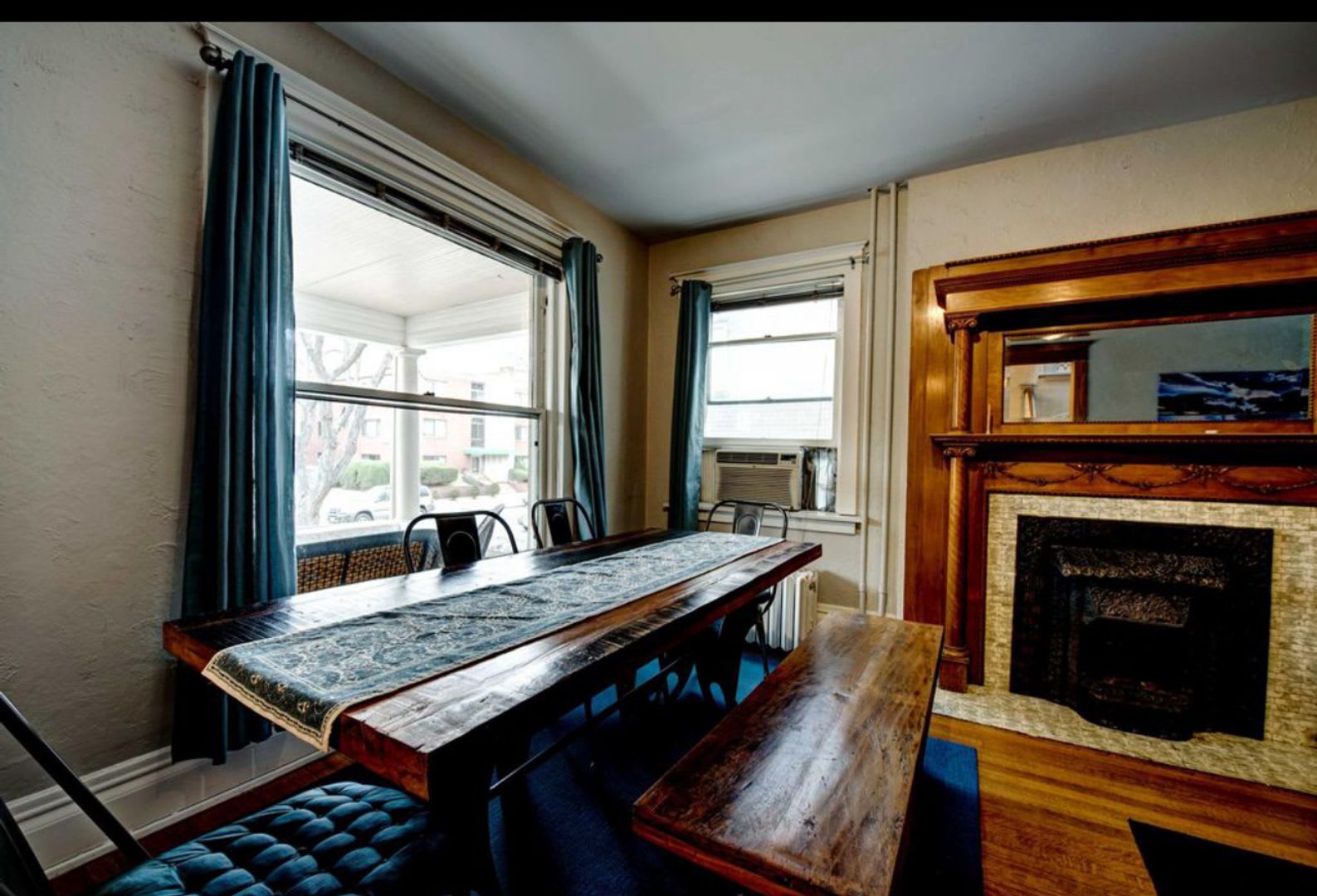 Beautiful two story unit with Victorian charm – photo 5