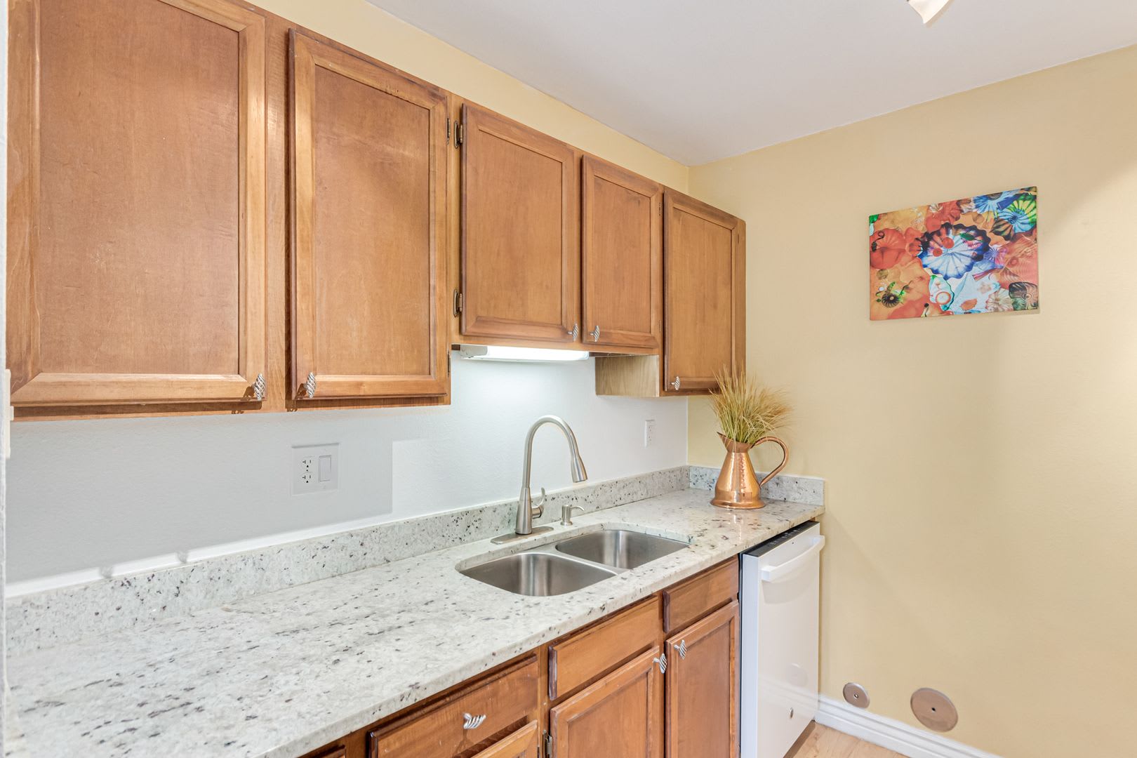 Charming 1 Bedroom Corner Unit Lafayette Very Central – photo 4