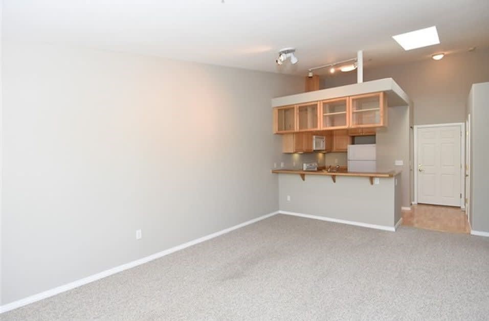 Top Floor 2bed/1.25bath Condo w/Secure Parking – photo 4